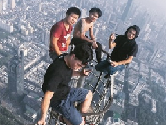 <b>小伙徒手爬大厦顶-来自南京紫峰大厦楼顶塔尖上</b>