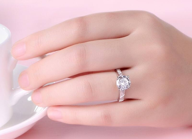 如何选择心仪的求婚戒指?请注意这两点