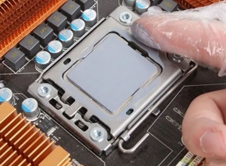 CPU与散热器间白色的东西是什么？有什么作用
